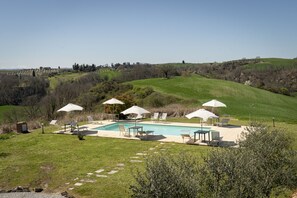 Piscine extérieure (ouverte en saison), parasols de plage
