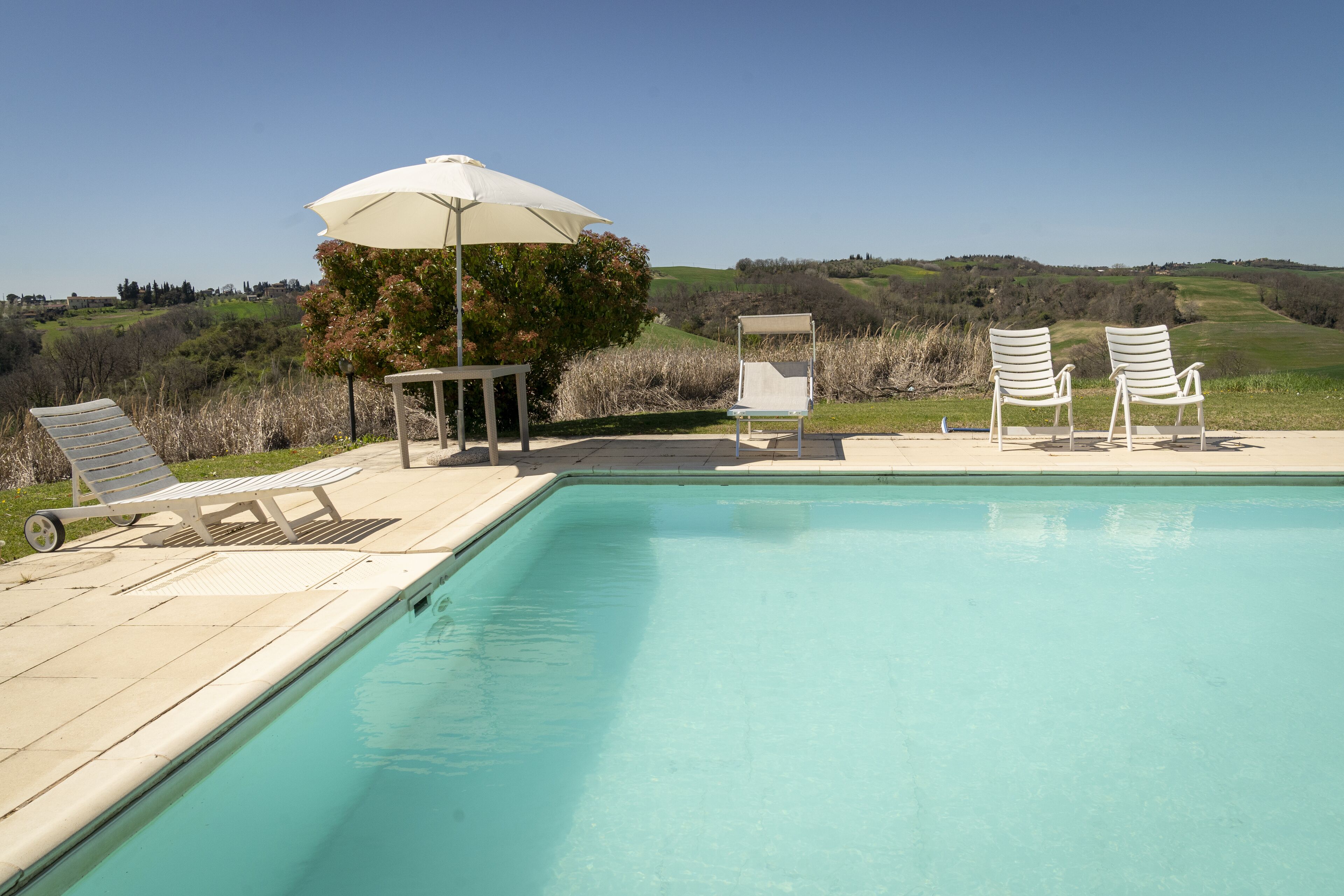 Piscine extérieure (ouverte en saison), parasols de plage