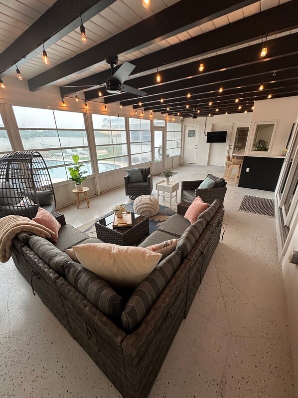 Smart TV, table football, ping pong - 4 BR, 5 Bed, 2 King, 2 Bath, Private Pool (Cocoa Beach)