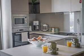 Kühlschrank, Mikrowelle, Ofen, Geschirrspüler