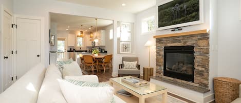 スマートテレビ、暖炉、書庫、ステレオ