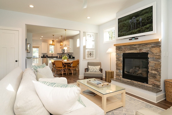 Smart-TV, Kamin, Bücher, Stereoanlage