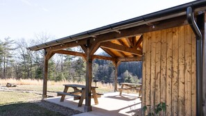 Outdoor dining - Inviting design, new 4BR, easy ride to DTown Asheville, and Biltmore Estate. ❤️ (Fairview)