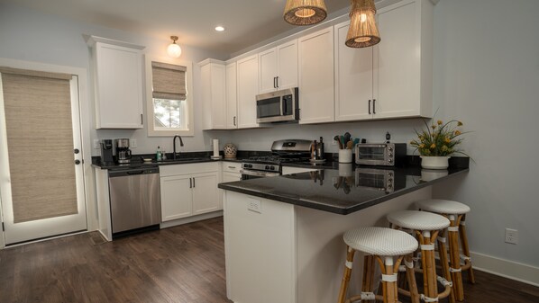 Fridge, microwave, oven, stovetop - Inviting design, new 4BR, easy ride to DTown Asheville, and Biltmore Estate. ❤️ (Fairview)