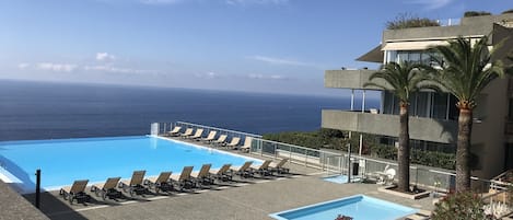 Piscine extérieure en saison