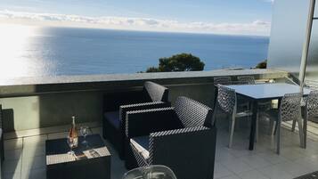 Appartamento panoramico, accesso alla piscina, vista mare (213) | Terrazza/patio
