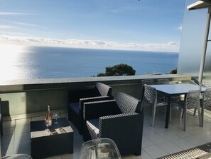 شقة بانوراما - مع إمكانية استخدام المسبح - بمنظر للبحر (213) | شرفة/رواق