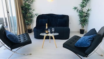 Penthouse panorámico, varias camas, acceso a la alberca, vista al mar (212) | Área de sala de estar | Televisión de pantalla plana de 38 cm con canales por cable
