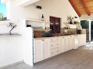 Kjøleskap, ovn, kokeplater og oppvaskmaskin