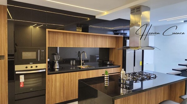 Geladeira, micro-ondas, fogão, cooktop