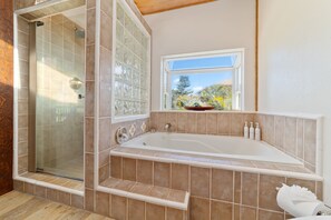 Dusche, umweltfreundliche Kosmetikartikel, Haartrockner, Bidet
