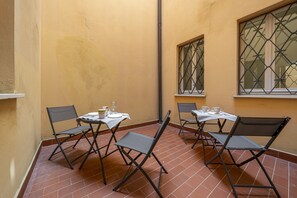 Outdoor dining - [Ghirlandina] Fantastic loft in the city center (Modena)