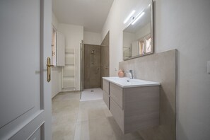 Hair dryer, towels, soap, toilet paper - [Ghirlandina] Fantastic loft in the city center (Modena)