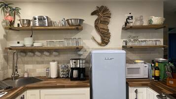 Jääkaappi, mikroaaltouuni, uuni, liesi