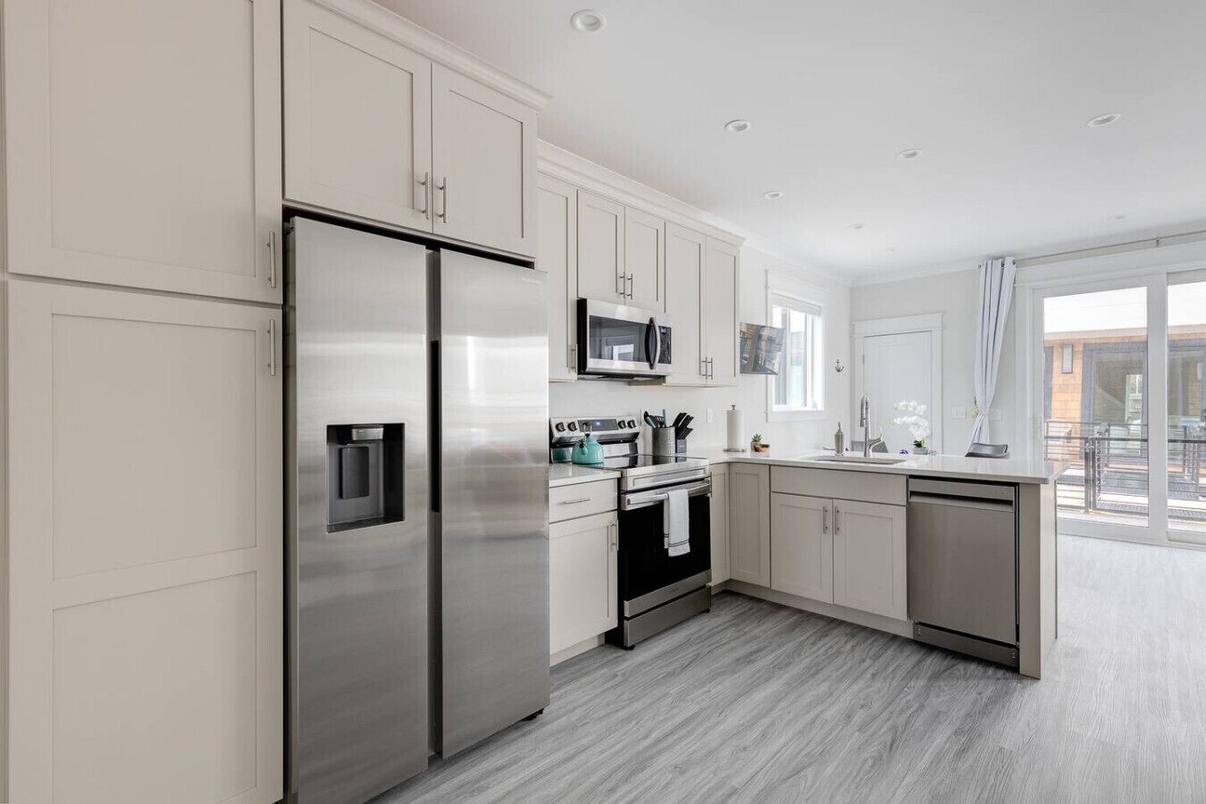 冷蔵庫、電子レンジ、オーブン、コンロ