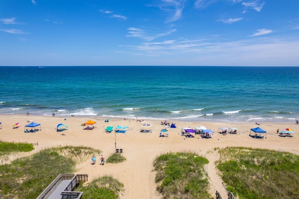 Chaises longues, serviettes de plage