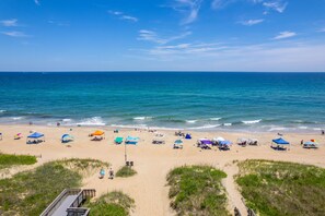 沙滩椅、沙滩毛巾