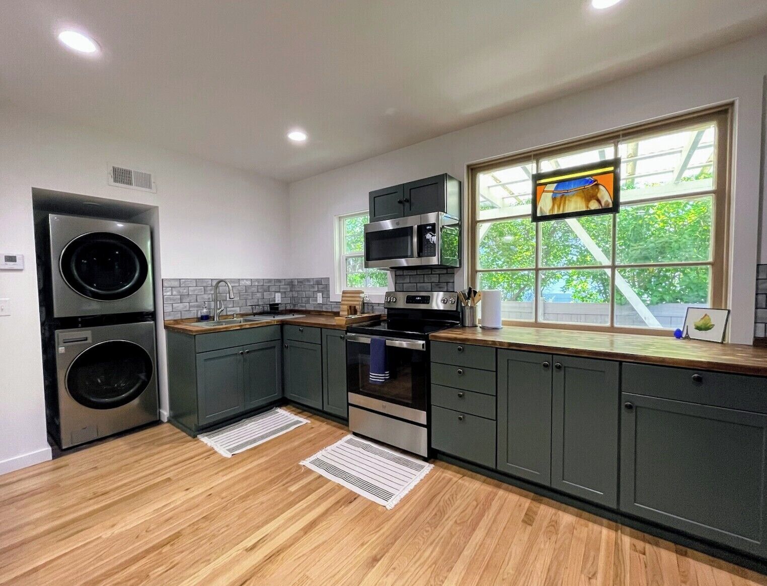 Contemporary Carriage House in Historic Downtown GF: Short - Midterm Rentals