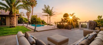 Villa with swimming pool in the first row with sea views