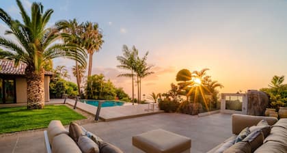 Villa with swimming pool in the first row with sea views