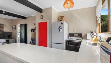 Kühlschrank, Mikrowelle, Kochgeschirr/Geschirr/Besteck