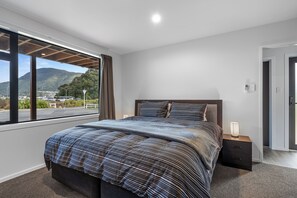 2 عدّة غرف نوم ومكواة/لوح كي وواي فاي وملاءات أسرّة