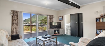 Coastal Charm - Picton Holiday Home