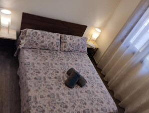 3 dormitorios, escritorio, tabla de planchar con plancha y cuna de viaje
