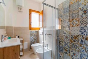 Shower, hair dryer, bidet, towels - Vacation home Il Sorriso - Apartment with Terrace (Catania)