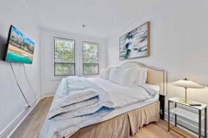 1 habitación, escritorio, tabla de planchar con plancha y cuna de viaje 