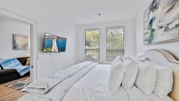 1 chambre, bureau, fer et planche à repasser, lit de bébé portatif
