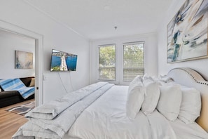 1 bedroom, desk, iron/ironing board, travel cot - Pineapple Pad 2.0 | Sleek 1BR · Steps to the Beach (Palm Beach)