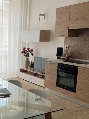 Réfrigérateur, four à micro-ondes, un four, surface de cuisson