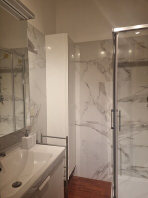 Hair dryer, bidet, towels, soap - Elegant and quiet one-bedroom apartment in Central-Gioia area (Milano)