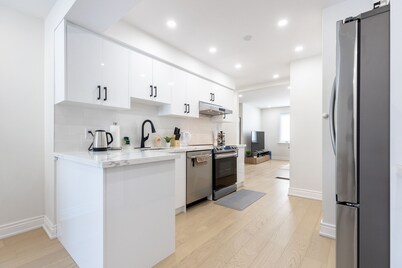 Newly renovated 3 bedroom unit Richmond Hill