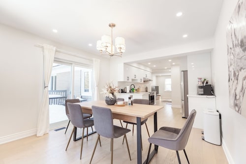 Newly renovated 3 bedroom unit Richmond Hill