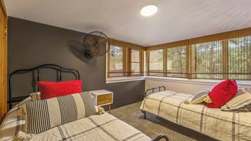 4 bedrooms, desk, free WiFi, bed sheets