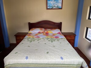 1 habitación, tabla de planchar con plancha, wifi y ropa de cama 