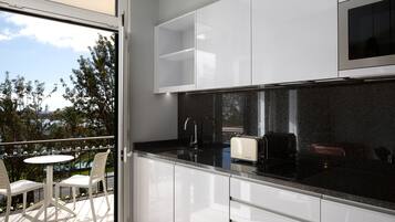 Cafetière/bouilloire, réfrigérateur, micro-ondes, bouilloire électrique
