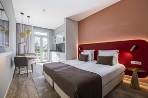 1 habitación, tabla de planchar con plancha y cuna de viaje 