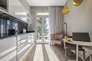 Réfrigérateur, micro-ondes, cafetière/bouilloire, bouilloire électrique