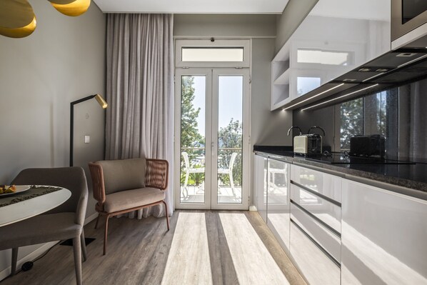 Réfrigérateur, four à micro-ondes, cafetière-théière