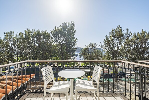 Outdoor dining - King David Suites 401 by Madeira Sun Travel (Funchal)