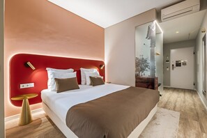 1 habitación, tabla de planchar con plancha y cuna de viaje 