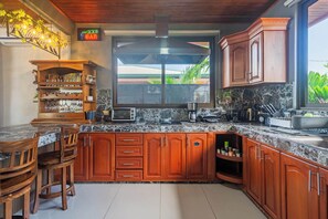 Refrigerador, microondas, placa de cocina, cafetera/tetera