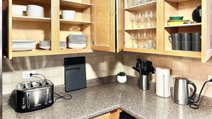 Fridge, microwave, oven, stovetop - Fast Wi-Fi/Comfy beds/Free parking/3bdr house/4TVs
 (Aurora)