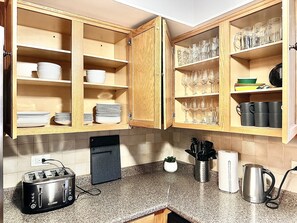 Kjøleskap, mikrobølgeovn, ovn og kokeplater