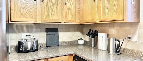 冰箱、微波炉、烤箱、炉灶