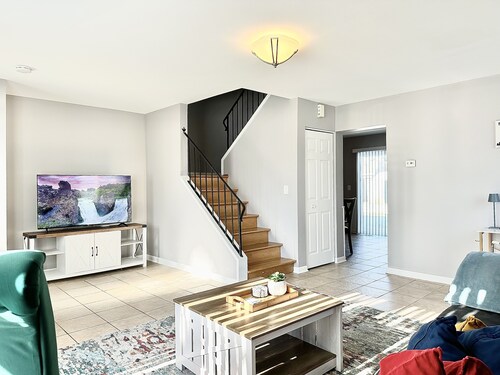 Fast Wi-Fi/Comfy beds/Free parking/3bdr house/4TVs
