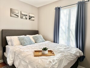 3 bedrooms, iron/ironing board, travel cot, WiFi - Fast Wi-Fi/Comfy beds/Free parking/3bdr house/4TVs
 (Aurora)